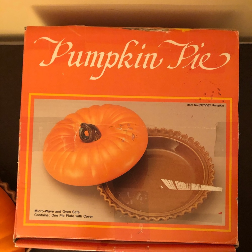 Pumpkin pie plate with lid